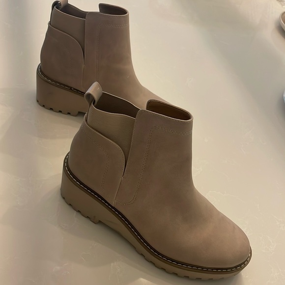 Dolce Vita Chelsea bootie in EUC. - Picture 1 of 2